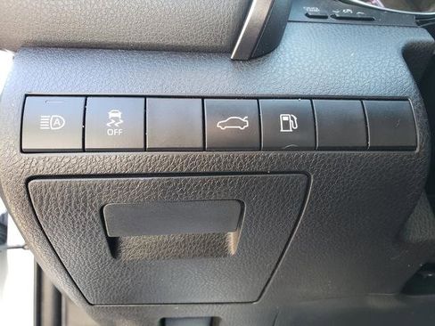 Used 2018 Toyota Camry SE image 18