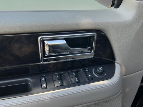 Used 2017 Lincoln Navigator Select RWD image 29