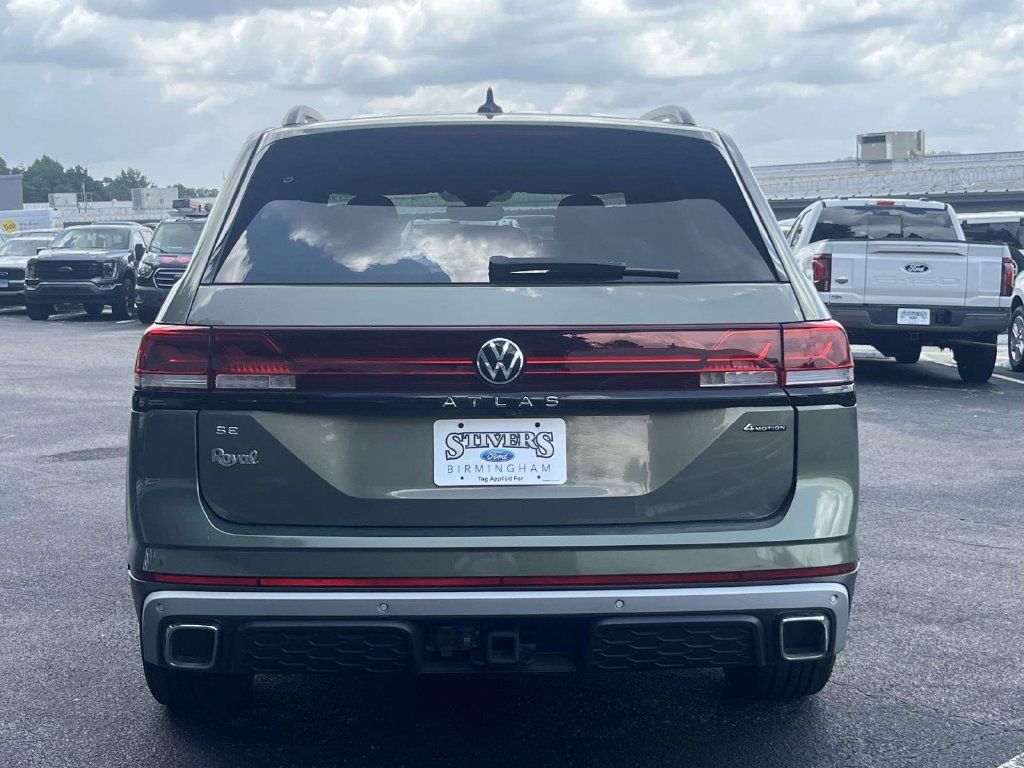 Used 2024 Volkswagen Atlas Peak Edition SE AWD/4WD image 5