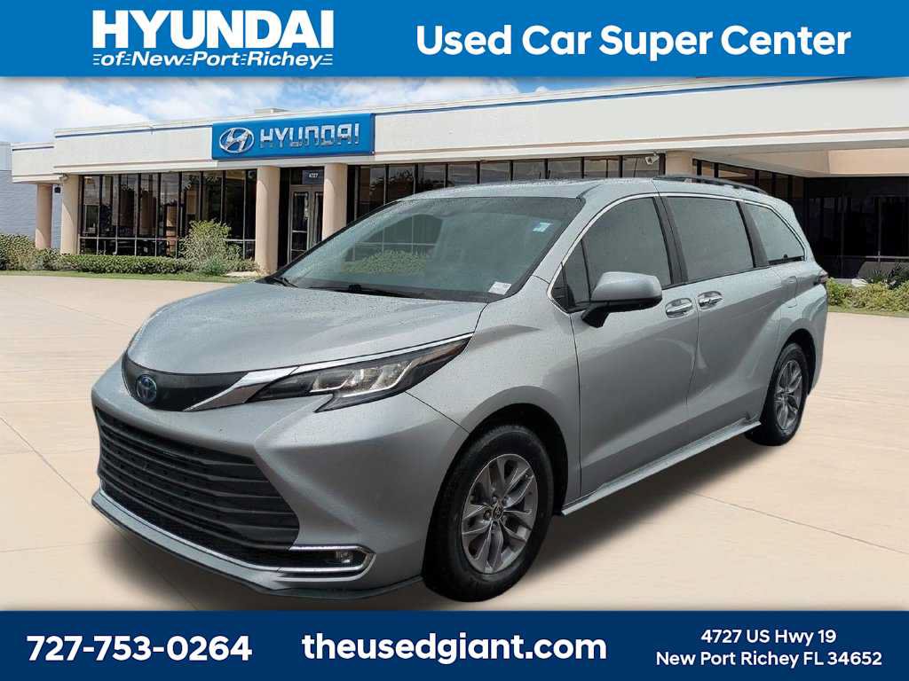 Used 2022 Toyota Sienna XLE FWD image 1