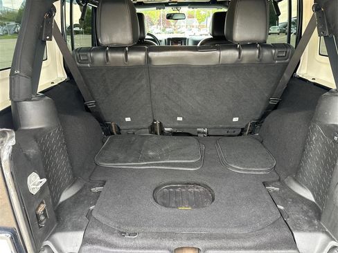Used 2018 Jeep Wrangler Unlimited Sahara AWD/4WD image 12