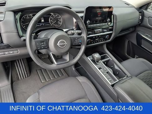 Used 2025 Nissan Pathfinder SV FWD image 4