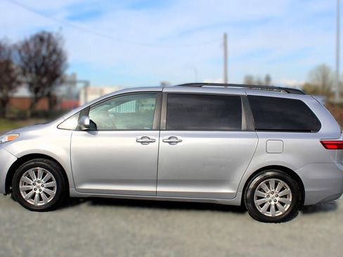 Used 2015 Toyota Sienna XLE Premium AWD/4WD image 4