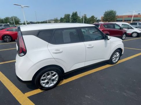 Used 2025 Kia Soul LX w/ LX Technology Package FWD image 2