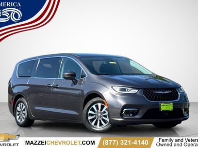 Used 2022 Chrysler Pacifica Touring-L w/ Uconnect Theater Family Group