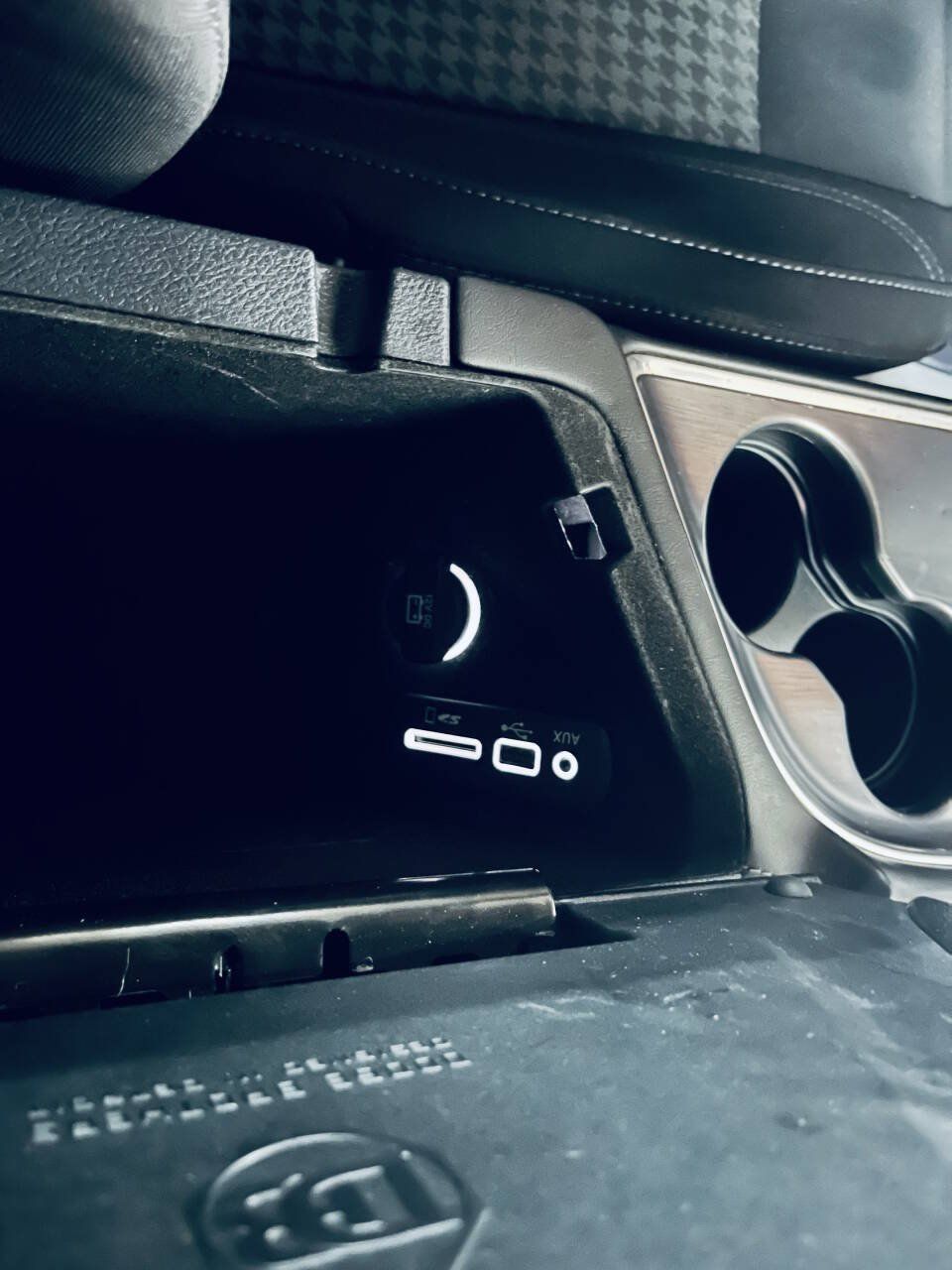 Used 2015 Dodge Challenger SXT RWD image 29