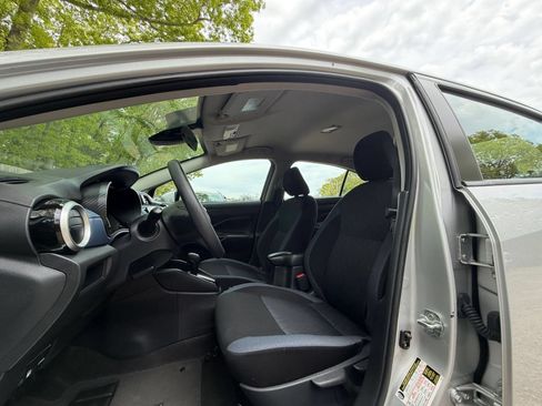 Used 2025 Nissan Versa SV FWD image 24