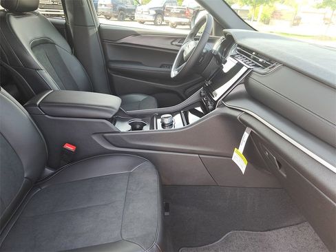 New 2025 Jeep Grand Cherokee Altitude w/ Trailer Tow Package image 10