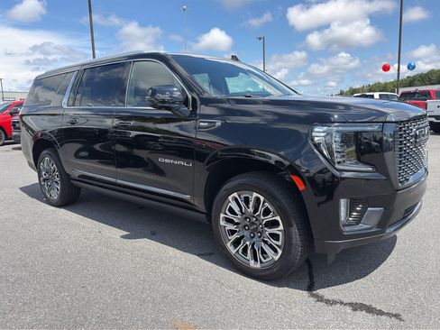 Used 2023 GMC Yukon XL Denali Ultimate AWD/4WD image 2