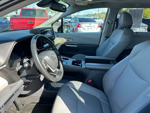Used 2023 Toyota Sienna XLE image 13