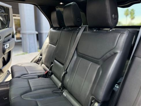 Used 2019 Land Rover Discovery SE image 30