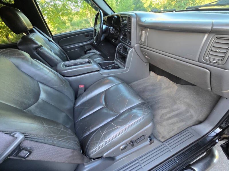 Used 2004 Chevrolet Avalanche Z71 w/ Sun And Sound Package AWD/4WD image 11