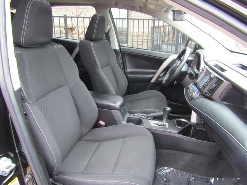 Used 2018 Toyota RAV4 XLE image 12