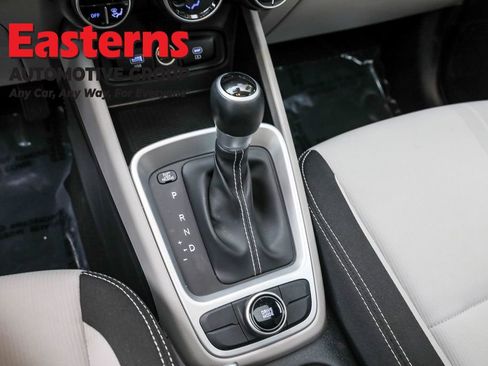 Used 2024 Hyundai Venue SEL image 13