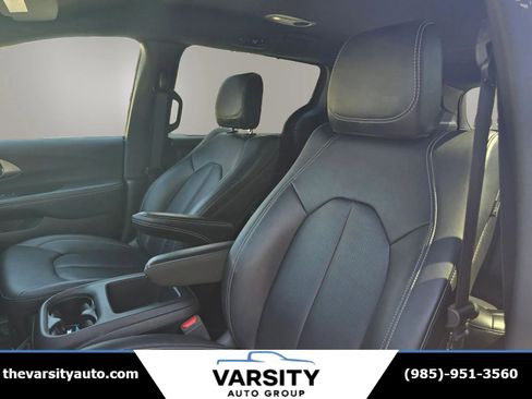 Used 2025 Chrysler Pacifica Select image 14