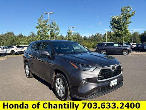Used 2023 Toyota Highlander LE AWD/4WD image 1