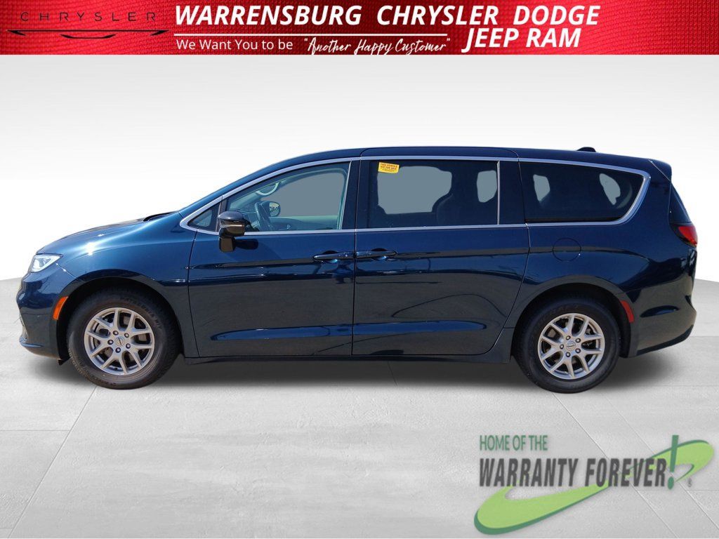 Used 2024 Chrysler Pacifica Touring-L FWD image 7