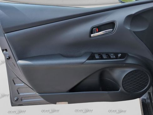 Used 2020 Toyota Prius XLE w/ Premium Convenience Package FWD image 12