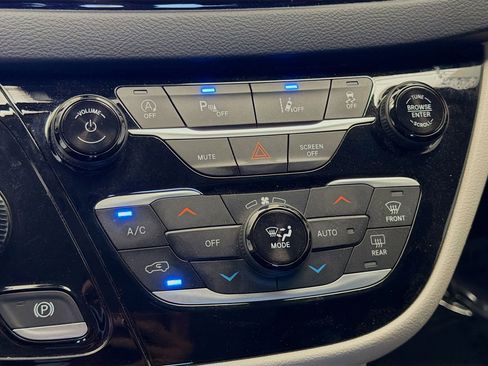 Used 2023 Chrysler Pacifica Touring-L FWD image 10