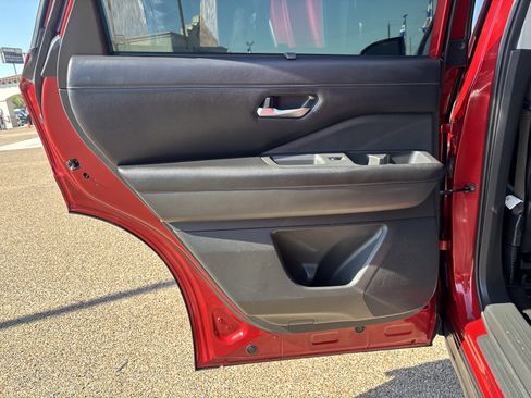 Used 2023 Nissan Pathfinder SL FWD image 14
