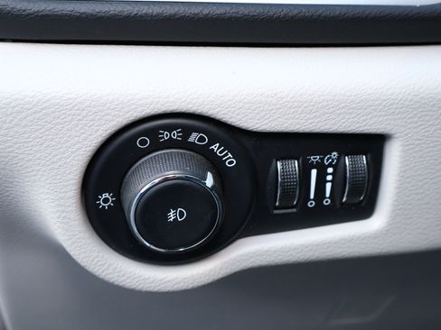 Used 2024 Chrysler Pacifica Touring-L FWD image 13