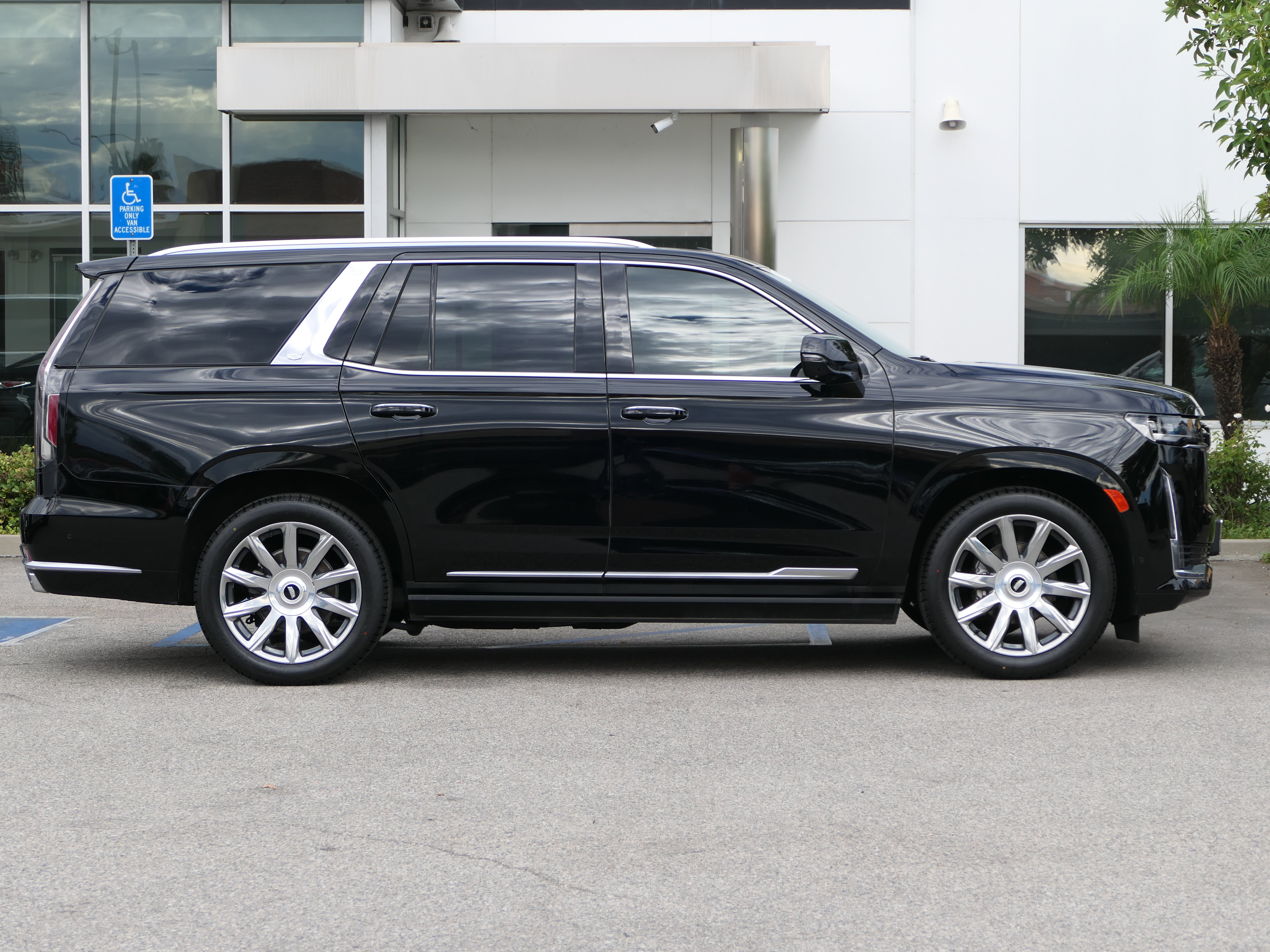 Certified 2023 Cadillac Escalade Premium Luxury Platinum AWD/4WD image 6