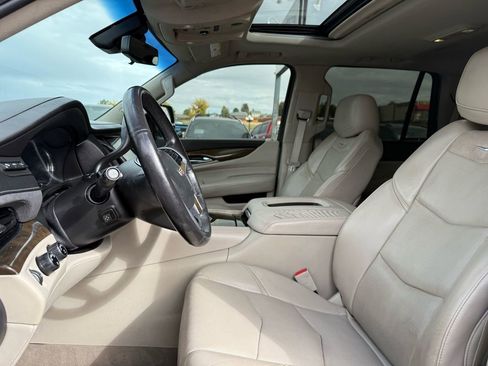 Used 2018 Cadillac Escalade Luxury image 16