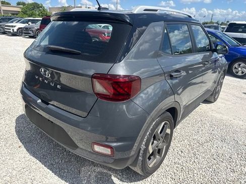 Used 2023 Hyundai Venue Limited FWD image 6