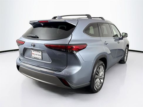 Used 2022 Toyota Highlander Platinum AWD/4WD image 2