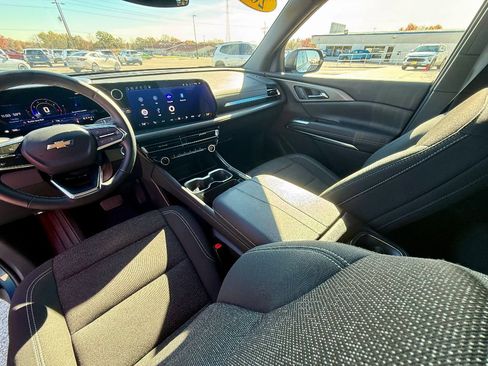 Used 2025 Chevrolet Traverse LT image 13