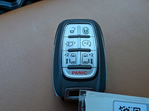 Used 2024 Chrysler Pacifica Pinnacle FWD image 36