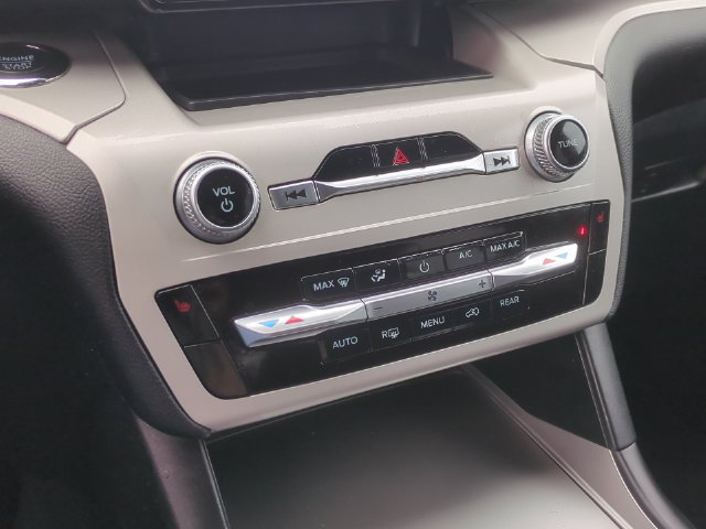 Used 2023 Ford Explorer XLT AWD/4WD image 36