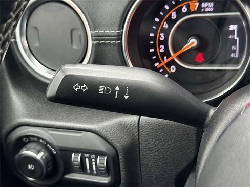 Used 2019 Jeep Wrangler Unlimited Sahara image 28