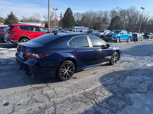 Used 2022 Toyota Camry SE w/ Cold Weather Package image 6