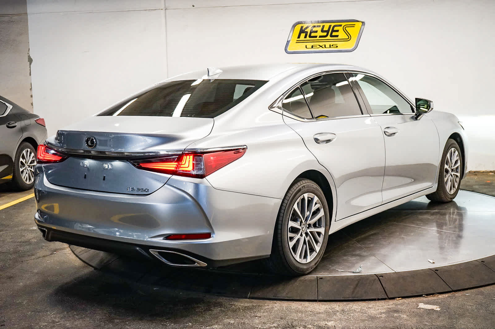 Used 2025 Lexus ES 350 w/ Accessory Package (Z2) FWD image 10