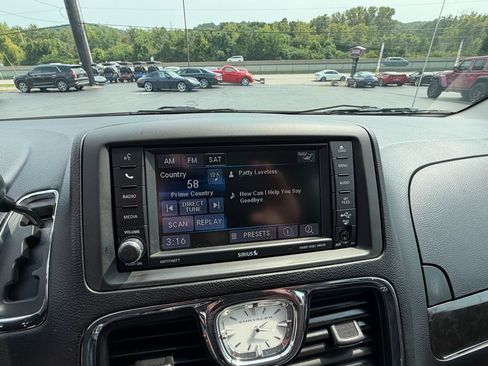 Used 2015 Chrysler Town & Country Touring-L w/ Driver Convenience Group FWD image 22
