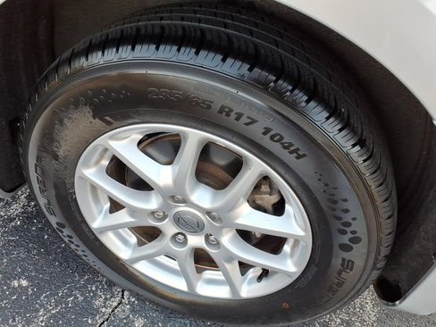 Used 2023 Chrysler Pacifica Touring-L FWD image 5