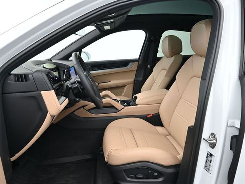 Certified 2026 Porsche Cayenne Coupe image 5