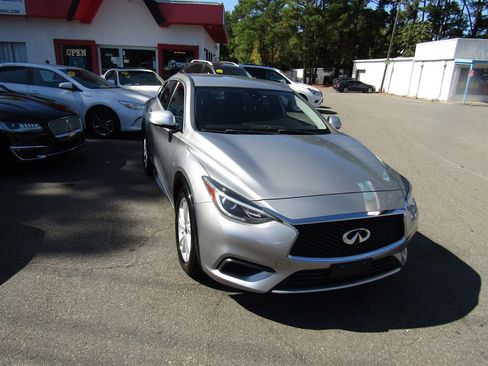 Used 2018 INFINITI QX30 image 3
