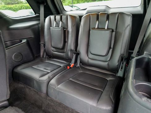 Used 2017 Ford Explorer XLT w/ Equipment Group 202A AWD/4WD image 29