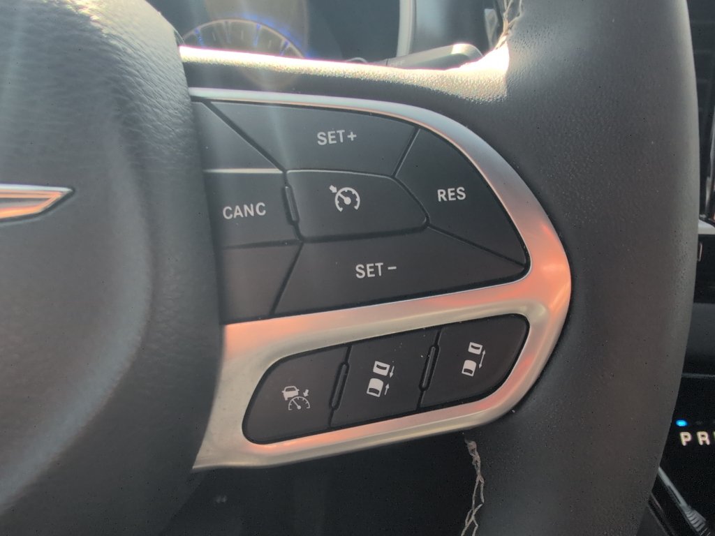 Used 2025 Chrysler Pacifica Select FWD image 25