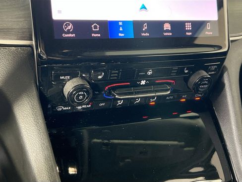 Used 2023 Jeep Grand Cherokee Limited image 15