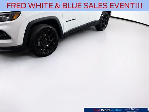 Used 2022 Jeep Compass Latitude w/ Sun and Sound Group AWD/4WD image 3