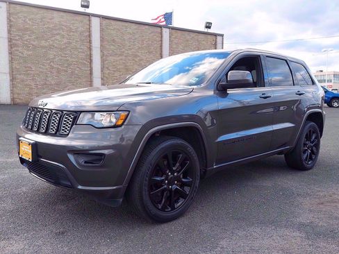 Used 2018 Jeep Grand Cherokee Altitude image 3