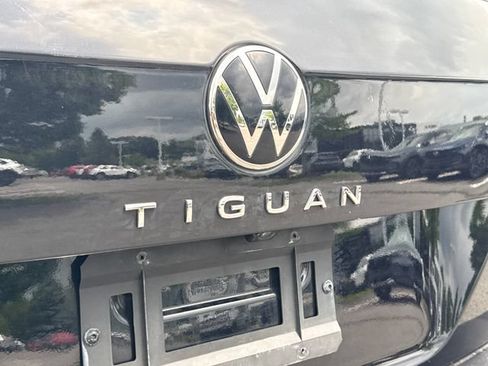 Used 2022 Volkswagen Tiguan SE w/ Panoramic Sunroof Package AWD/4WD image 14