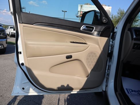 Used 2019 Jeep Grand Cherokee Limited w/ Luxury Group II RWD image 23