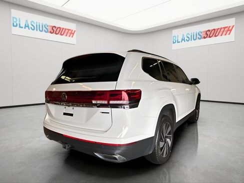 Used 2025 Volkswagen Atlas SE AWD/4WD image 3