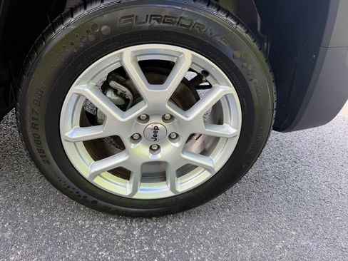 Used 2023 Jeep Renegade Latitude AWD/4WD image 21