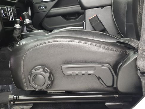 Used 2020 Jeep Gladiator Overland image 25