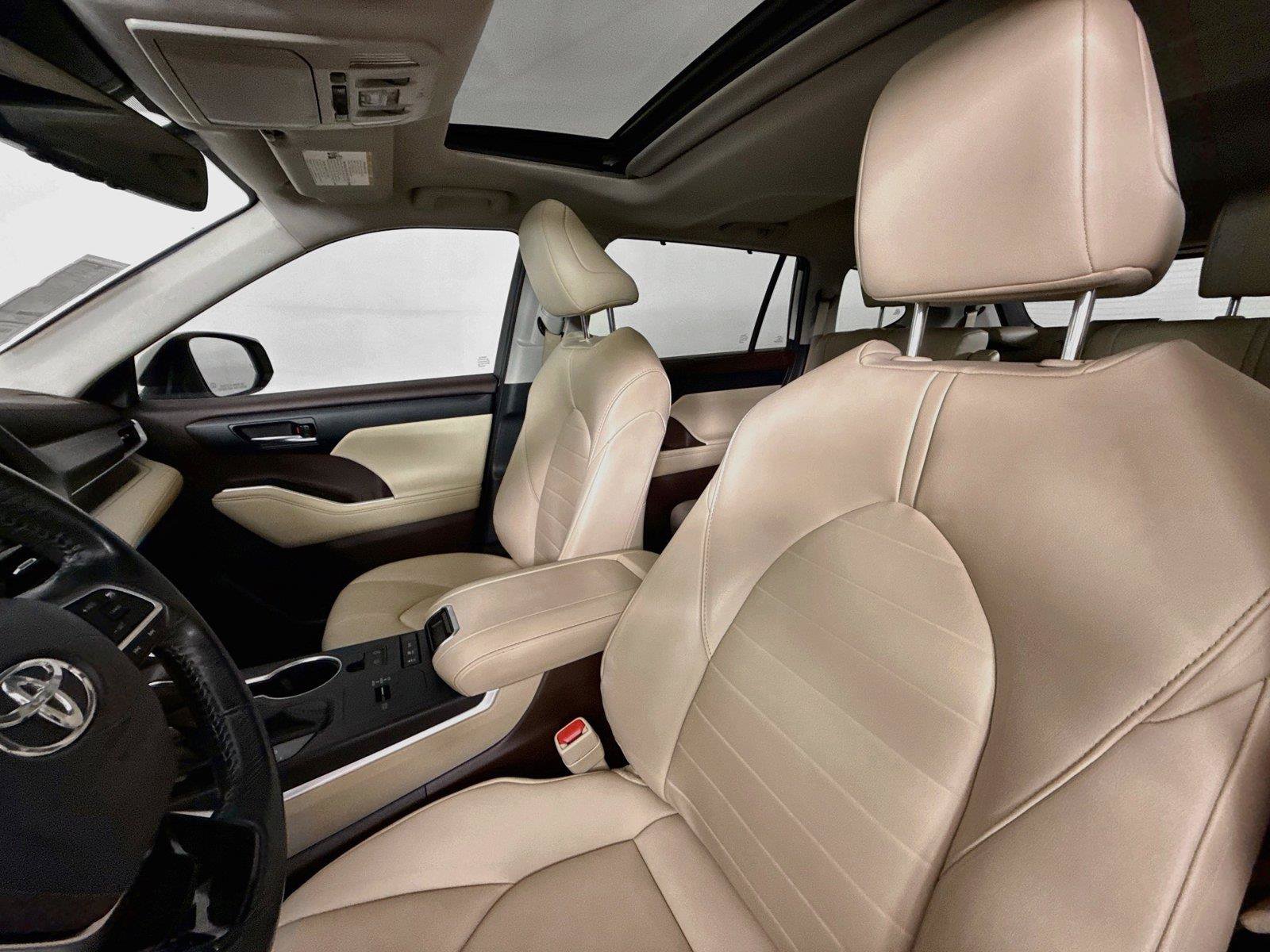 Used 2020 Toyota Highlander XLE AWD/4WD image 3